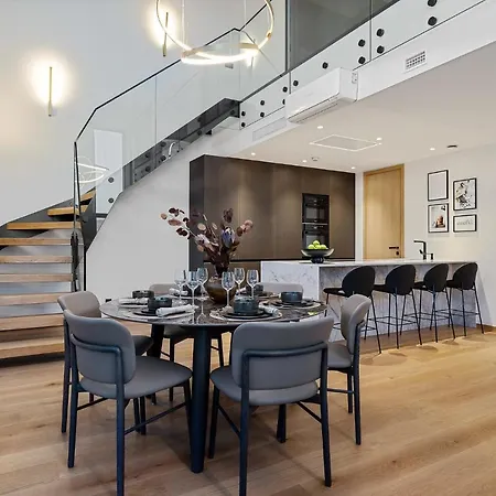 Elegant Seaview Penthouse 3br Ensuite Luxury Retreat With Sauna And Free Parking アパート *