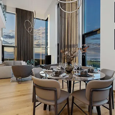 Elegant Seaview Penthouse 3br Ensuite Luxury Retreat With Sauna And Free Parking *