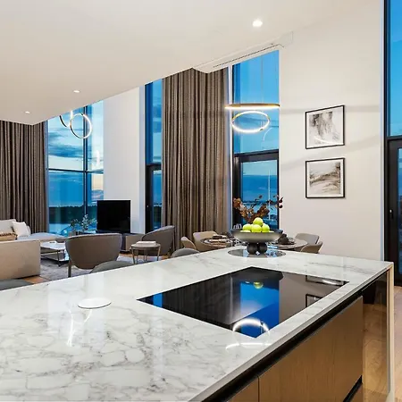 Elegant Seaview Penthouse 3br Ensuite Luxury Retreat With Sauna And Free Parking アパート *