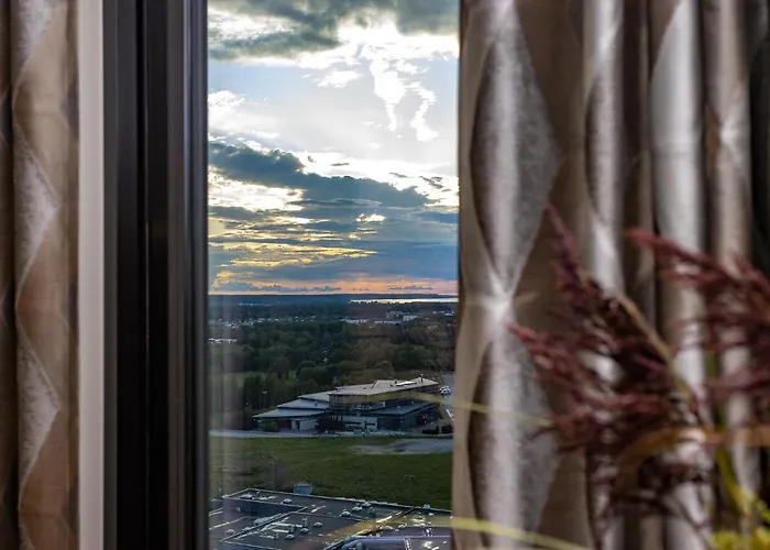 Elegant Seaview Penthouse 3br Ensuite Luxury Retreat With Sauna And Free Parking