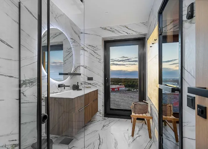 Elegant Seaview Penthouse 3br Ensuite Luxury Retreat With Sauna And Free Parking Апартаменты