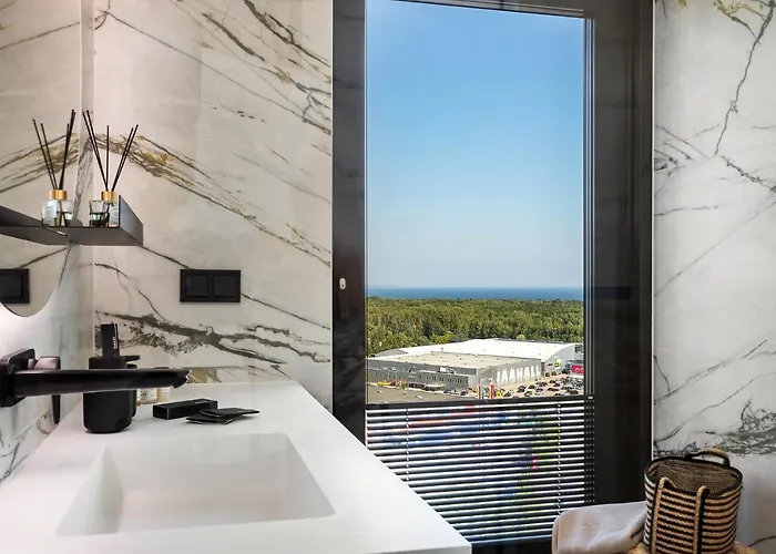 Elegant Seaview Penthouse 3br Ensuite Luxury Retreat With Sauna And Free Parking Апартаменты