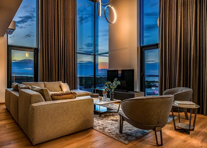 Elegant Seaview Penthouse 3br Ensuite Luxury Retreat With Sauna And Free Parking טאלין