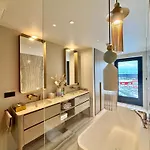 Apartamento Elegant Seaview Penthouse 3br Ensuite Luxury Retreat With Sauna And Free Parking