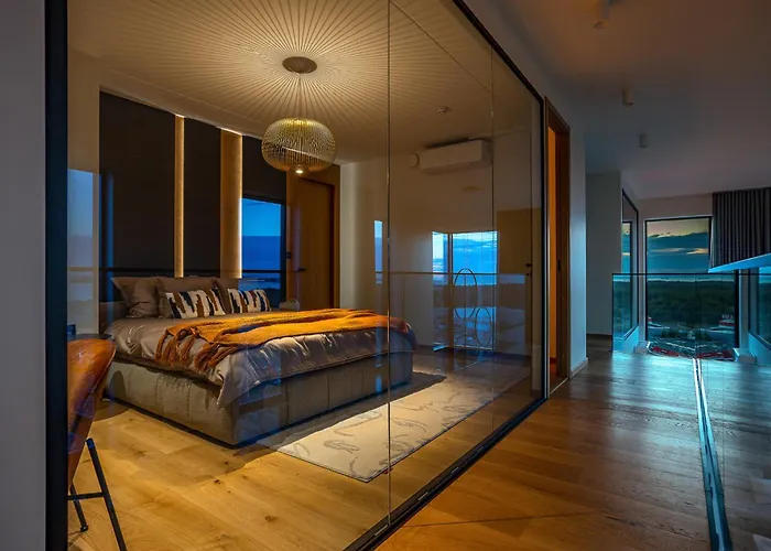 Elegant Seaview Penthouse 3br Ensuite Luxury Retreat With Sauna And Free Parking