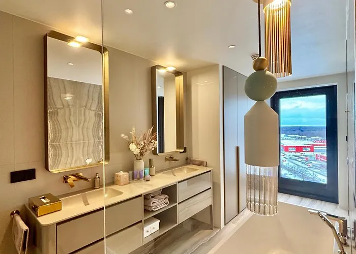 Appartement Elegant Seaview Penthouse 3br Ensuite Luxury Retreat With Sauna And Free Parking