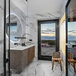 Elegant Seaview Penthouse 3br Ensuite Luxury Retreat With Sauna And Free Parking Apartamento