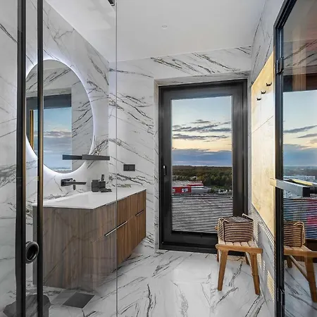 Elegant Seaview Penthouse 3br Ensuite Luxury Retreat With Sauna And Free Parking Apartament