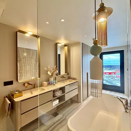 Apartament Elegant Seaview Penthouse 3br Ensuite Luxury Retreat With Sauna And Free Parking
