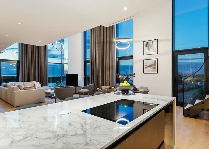 Elegant Seaview Penthouse 3br Ensuite Luxury Retreat With Sauna And Free Parking Apartment *