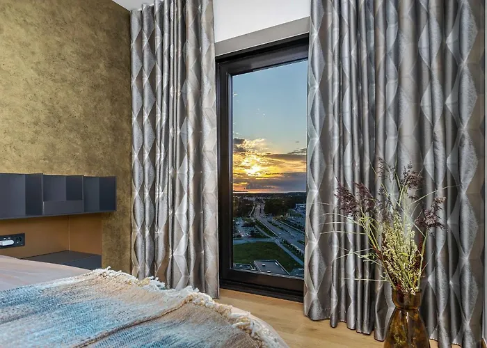 Elegant Seaview Penthouse 3br Ensuite Luxury Retreat With Sauna And Free Parking Apartment